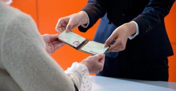 驾驶证行驶证在车内被偷怎么办,驾驶证和行驶证放在一起罚款吗