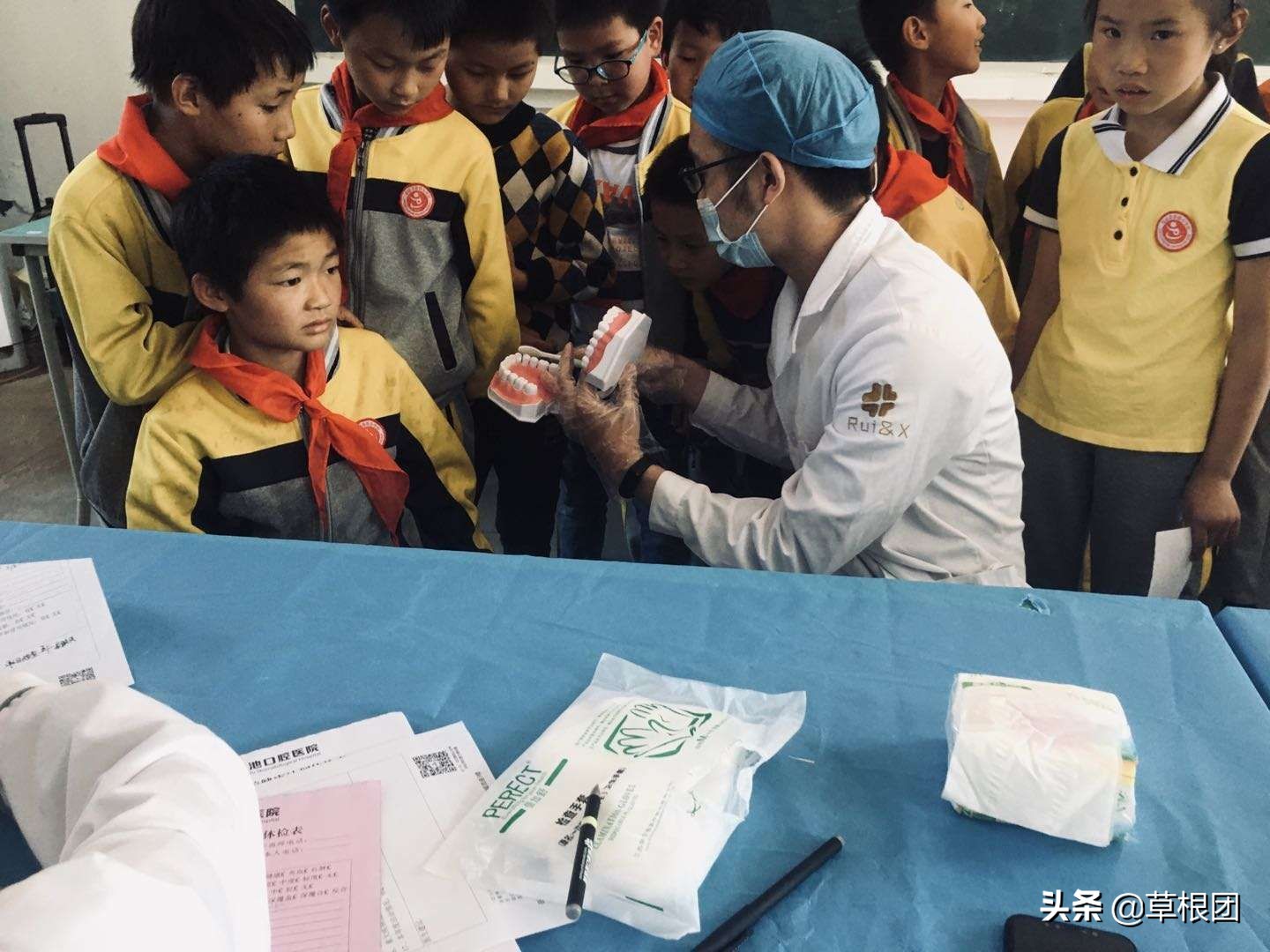 关爱农村留守儿童--岳池义工“六一”在行动