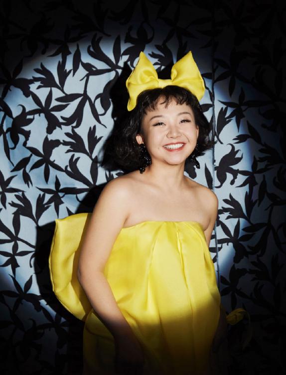 肩宽女生怎么穿大衣显壮,肩宽女士如何穿出高级感