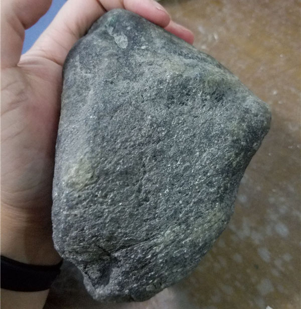 莫西沙赌石打灯皮壳表现,赌石翡翠莫西沙场口