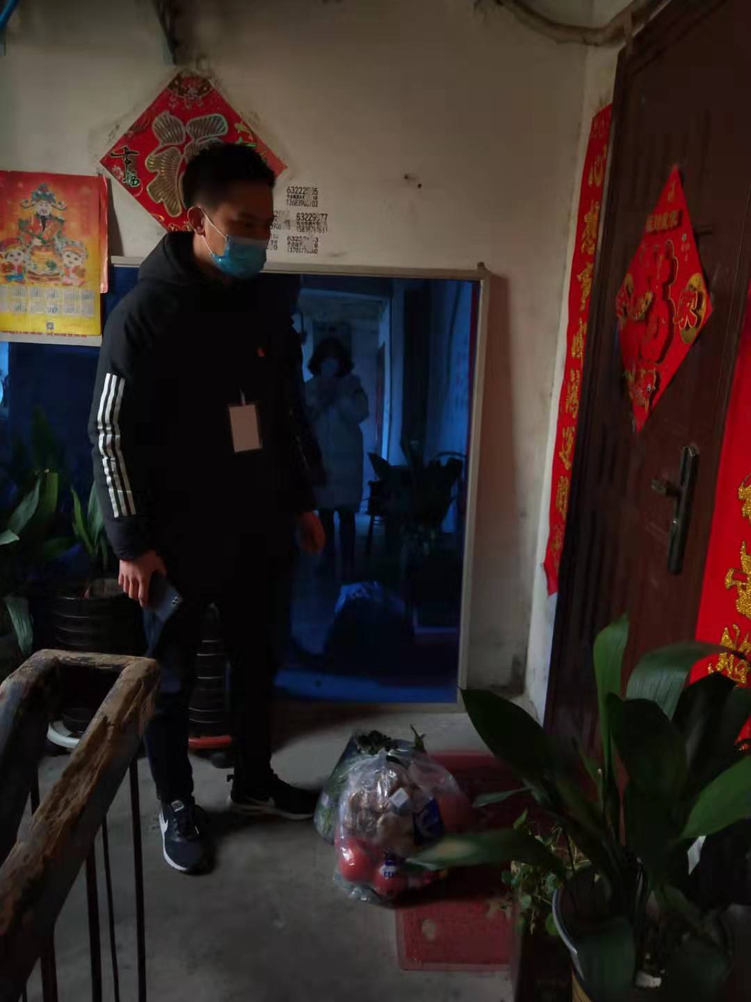 南阳宛城区配送员,党员先锋队配送物资