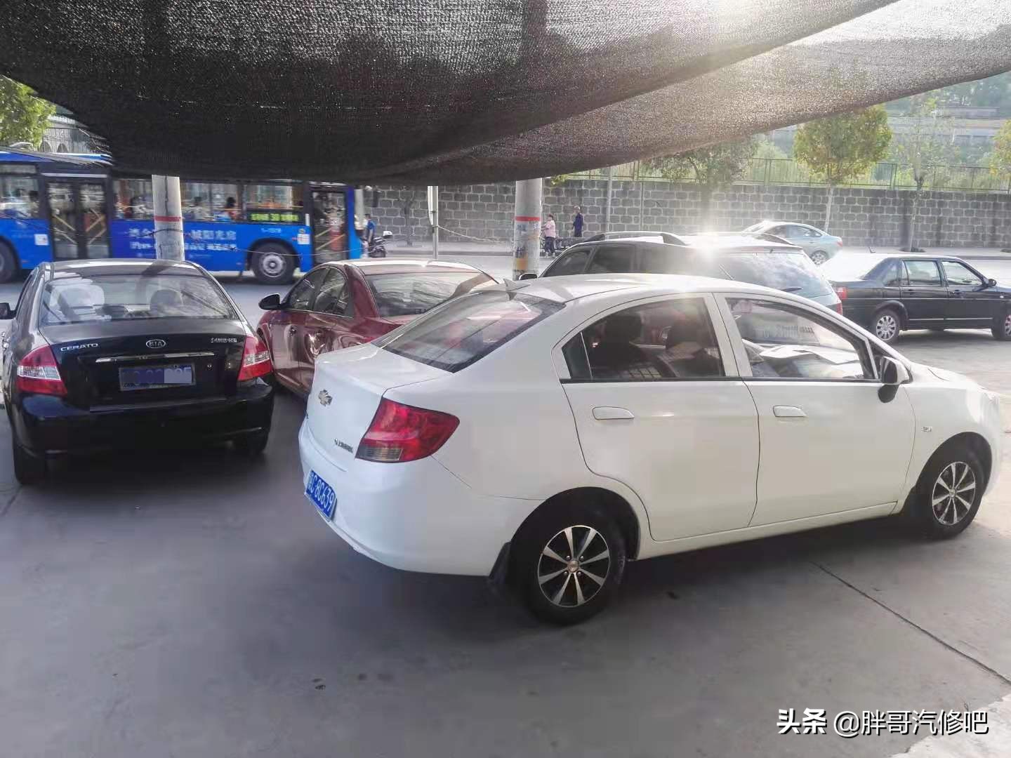 胖哥2万大洋刚收的合资三厢小车，国庆假日开着出去玩一玩