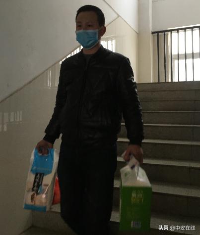 店员给陌生女子买卫生巾,隔离期间给女朋友买姨妈巾