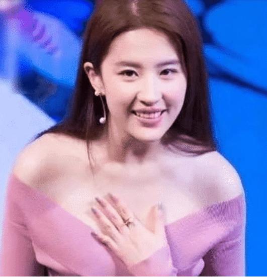 女星出席活动走光成常态，范冰冰是经常性，最意外的应是赵丽颖