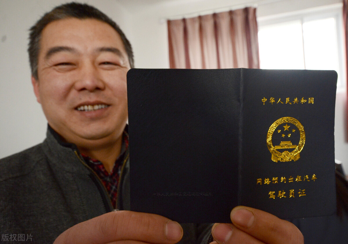 网约车司机苦熬夜班抽成高达半数,网约车司机疲劳事故频发