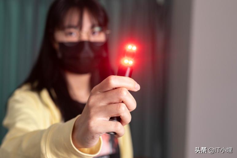 住酒店成为“网剧主角”？小米有品爆款手电，让“第三只眼”现形