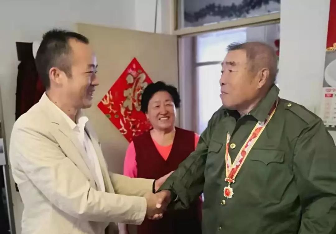 扛过枪打过仗跨过鸭绿江,向历次革命斗争中牺牲的同志致敬