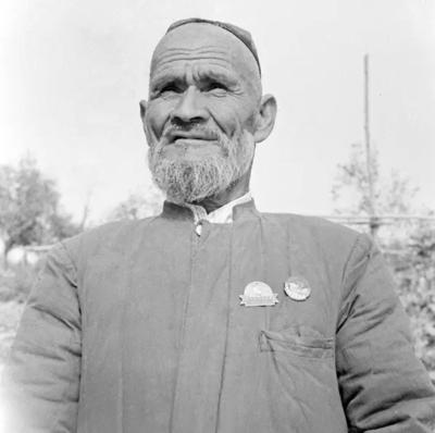 库尔班：想骑驴见毛*东泽**，92岁成为人大代表，曾孙女是航母女兵