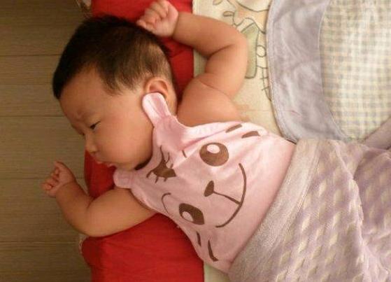 宝宝从床上摔下来正确对待的方式,宝宝从床上掉下来后会影响成长吗