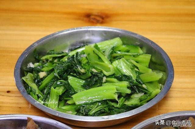 堂哥堂嫂亲自下厨做了一桌农家菜,去乡下婶婶家