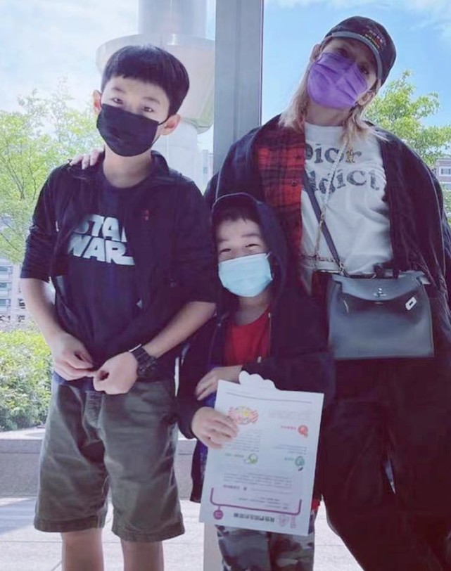 萧亚轩被狗咬伤脸部照片,萧亚轩被狗咬伤脸部怎么修复的