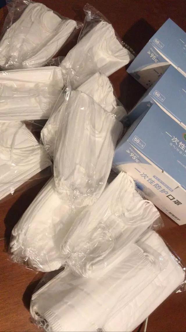 近日意大利华人青年送口罩,意大利街头华人免费赠送口罩