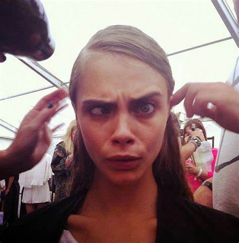 甜！英国贵族超模爱上美国女演员，机场热吻，狂撒狗粮