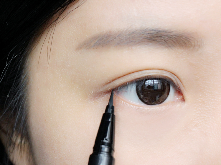 挑对眼线液，魅力电眼一触即成