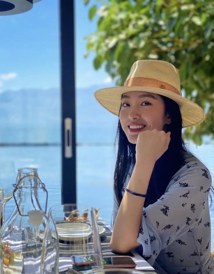 赵丽颖夏日装扮,夏日草帽赵丽颖