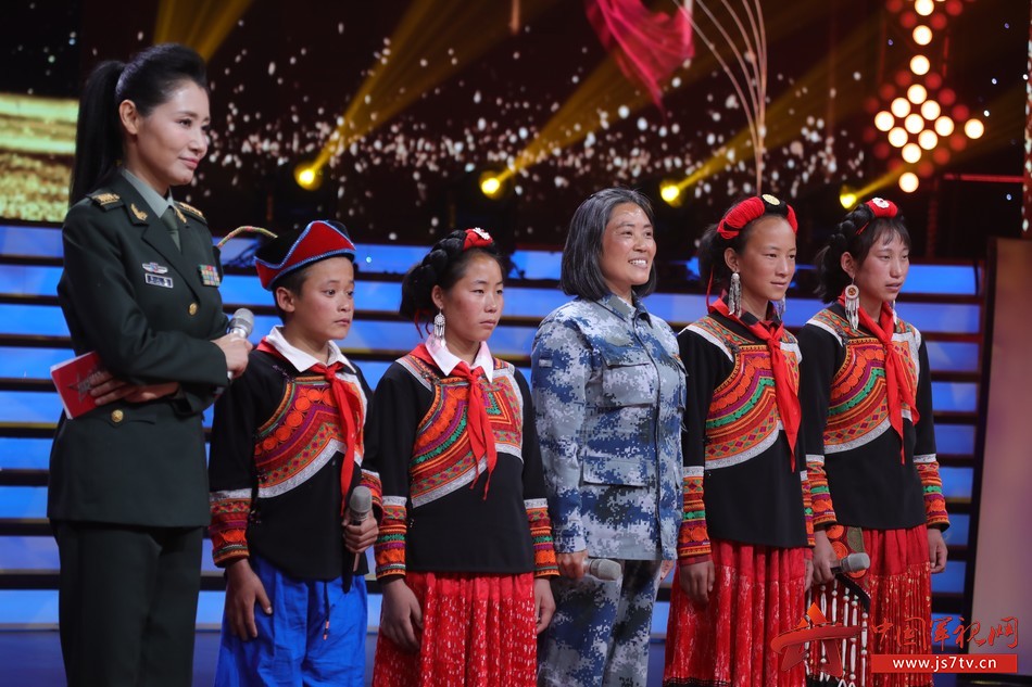 唱响军歌并讲述军歌背后的故事,讲述军歌背后的故事