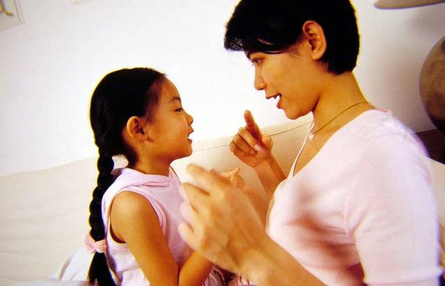 博物馆内现裸体艺术，母女行为惹路人争议，网友：性无知真可怕