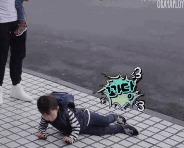 在医院滑倒摔伤责任认定,孩子在学校期间摔伤由谁承担责任