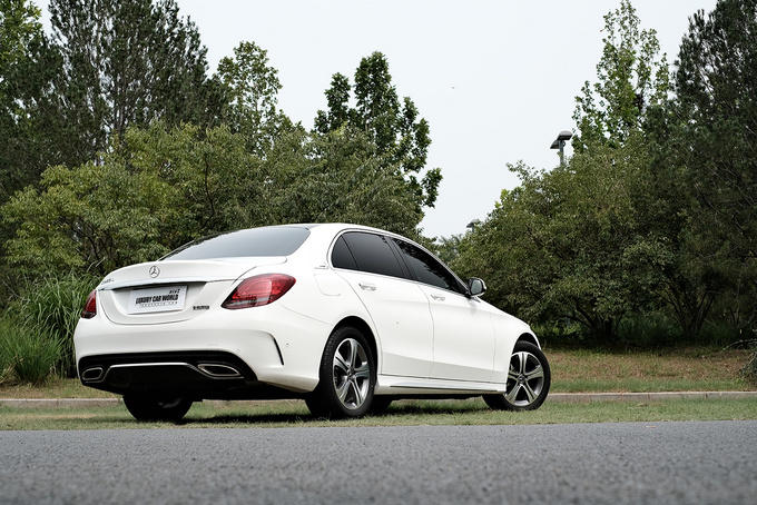 奔驰c级180落地多少钱,豪华奔驰180