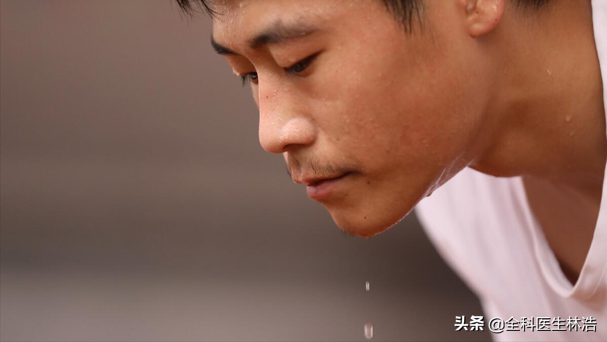 总是出汗，皮肤很爱出油，很可能是湿热体质！中医教你一招灭湿