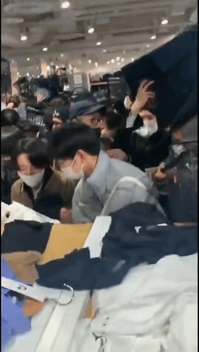 为什么优衣库联名款遭疯抢,优衣库联名款遭疯抢日本