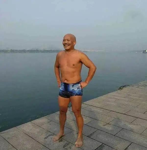 小伙冲浪意外溺水两分钟,67岁老人救4个冲浪溺水年轻人