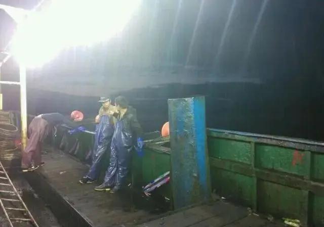 我在远洋船上捕鱼的日子，用啤酒跟俄国人换帝王蟹，香烟是硬通货