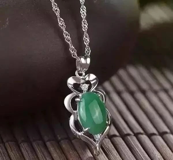 龙石种翡翠就是玻璃种吗,龙石种翡翠与帝王绿翡翠哪种贵