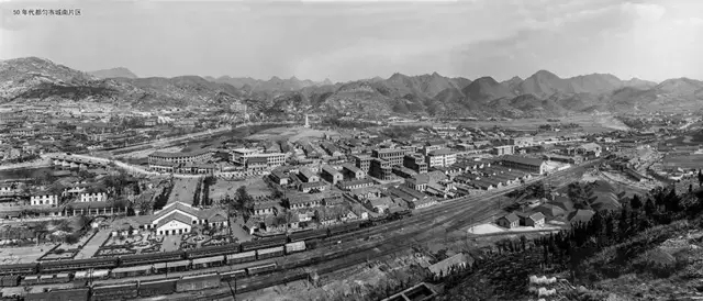 80岁老爷爷的眼睛,80年代的年轻人眼里全是光