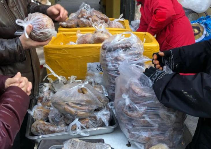 哈尔滨小媳妇卖熏酱肉20多年，200斤3小时卖光，节假日休息