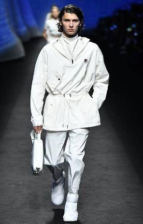 他是有中国血统的欧洲王子，父母离婚后，他只能在中国以走秀为生