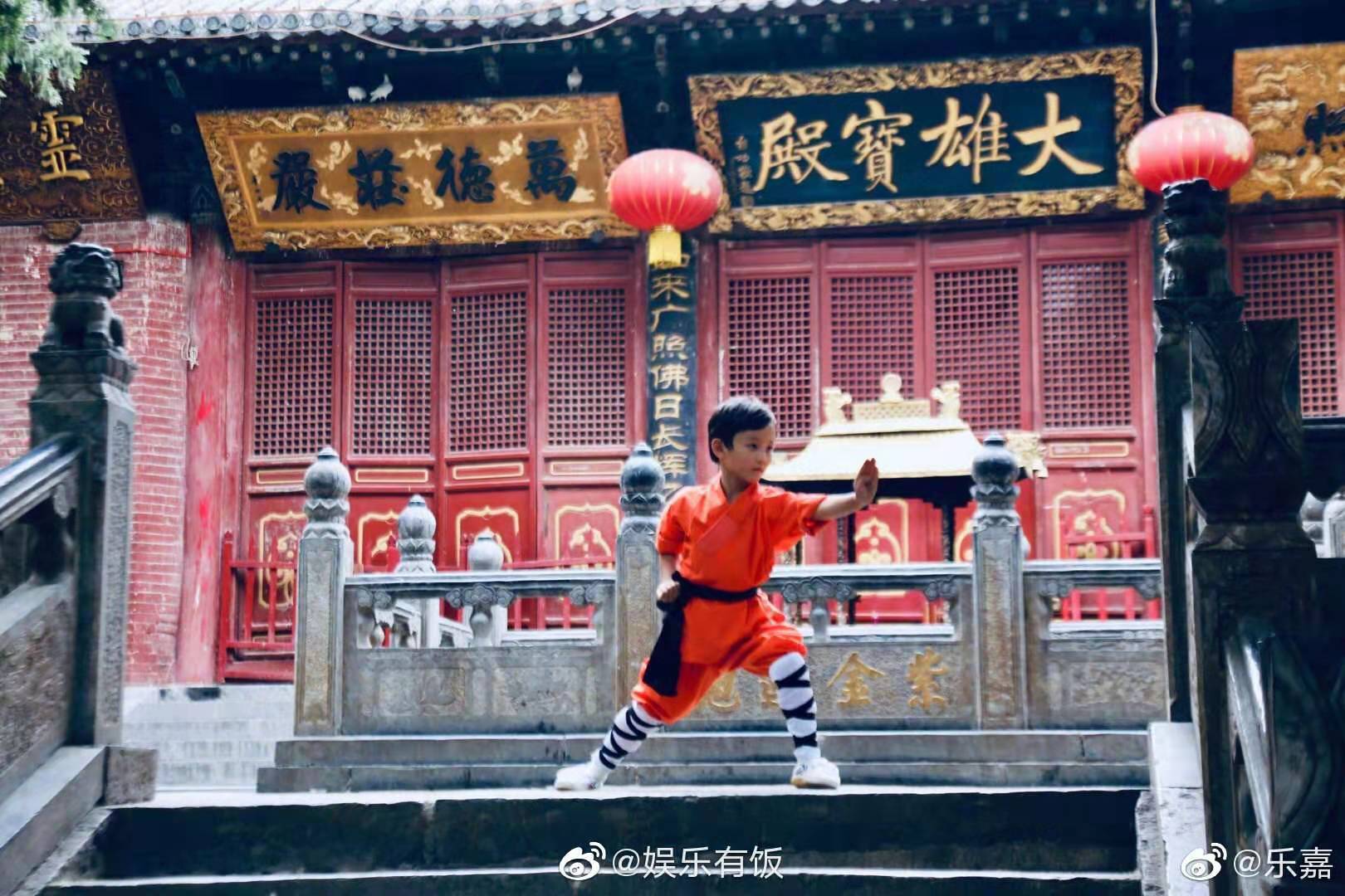 明星育儿经：乐嘉送灵儿去少林寺，张亮说不能直接亲吻女儿
