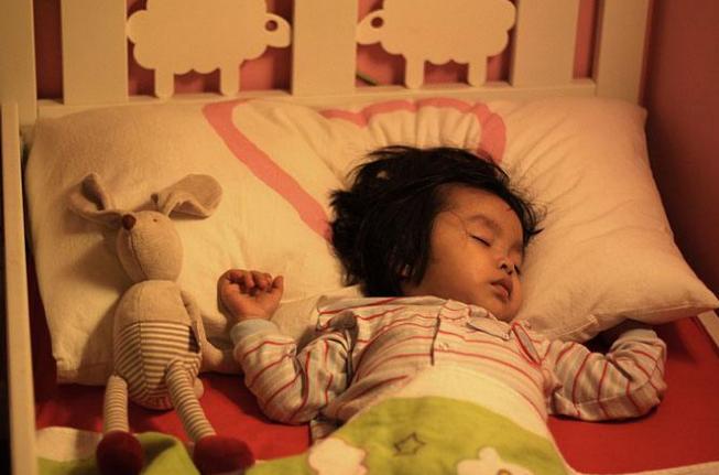 宝爸陪孩子睡觉,宝爸哄宝宝睡觉有妙招