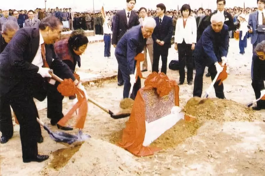 李嘉诚发家靠九龙仓码头吗,李嘉诚是什么时候收购九龙仓