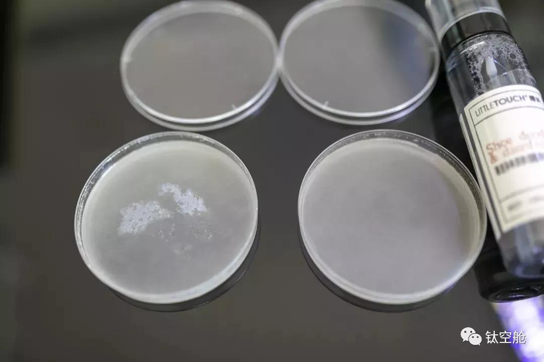 对于脚臭的人，敢脱鞋相见的是真朋友！鞋袜除味喷雾让你自信脱鞋