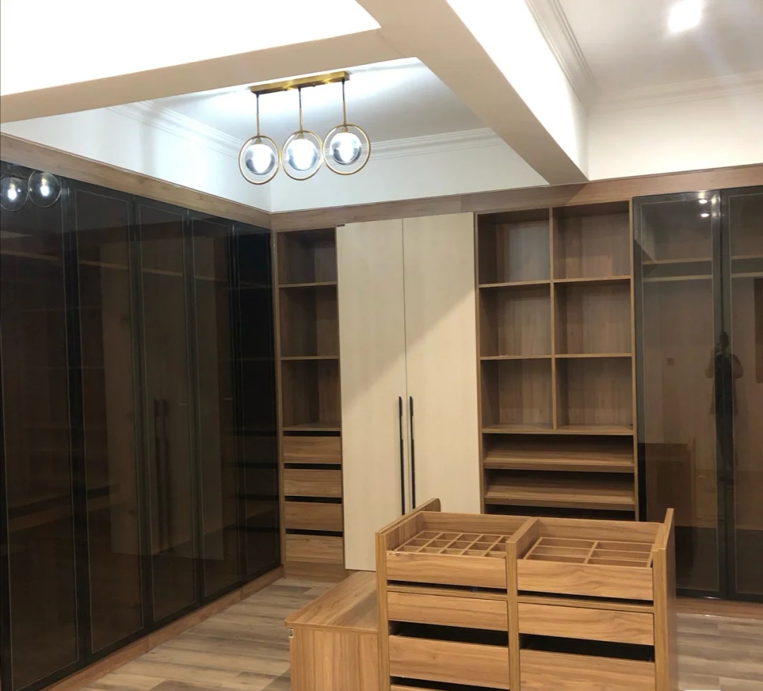 黑胡桃木和金丝胡桃木哪种家具好 (黑胡桃木家具适合什么样子的风格)