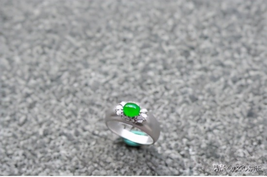 翡翠相同材质和不同品质的区别,翡翠的三种主要材质