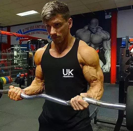 26岁健美冠军小腿静脉爆裂,22岁小伙健身过猛导致内脏撕裂