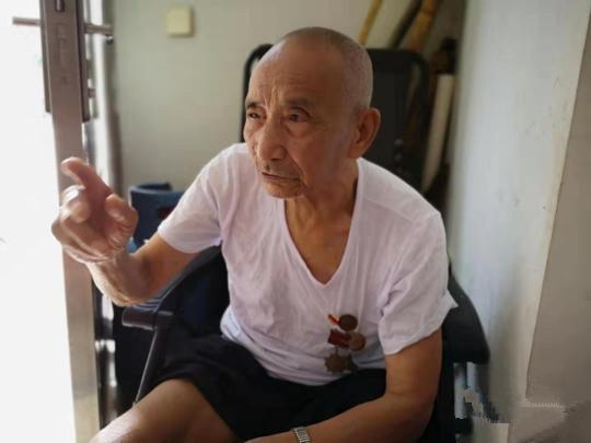 浙江老兵三个军功章,80岁老军人挂满军功章