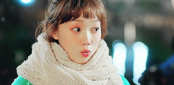 大衣卫衣短裙叠穿,超厚实外套搭配卫衣温暖时尚