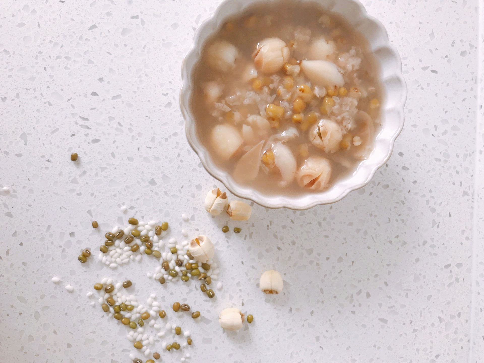 酷暑天气来碗冰镇莲子汤降降火,清热解毒又下火的绿豆莲子汤