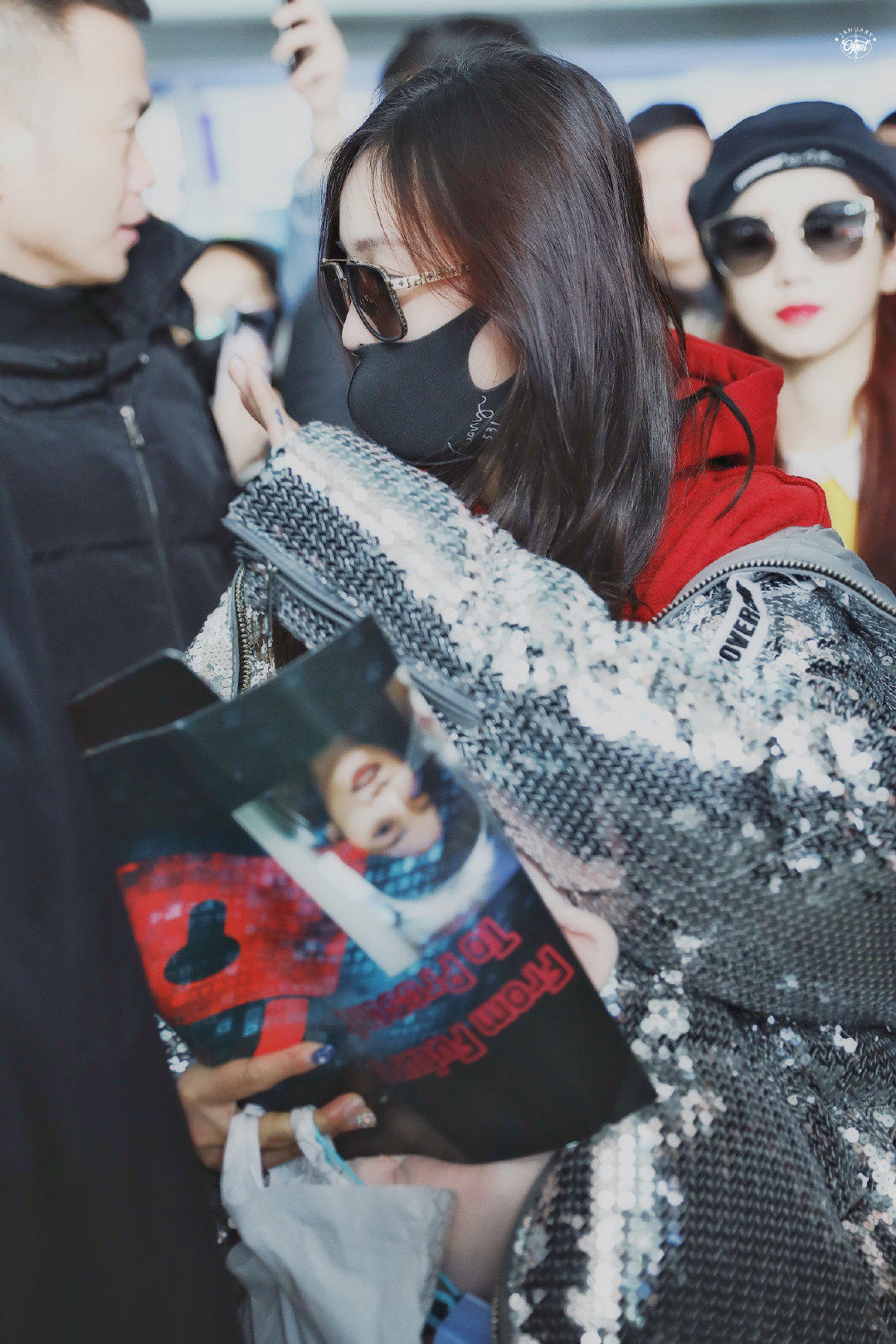 吴宣仪穿羽绒服,吴宣仪红色羽绒服