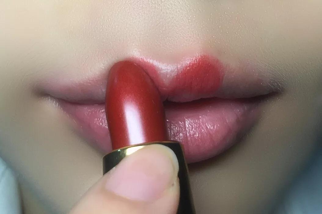 嘴巴有点突出怎么化唇妆,没有唇形怎么画唇妆手把手教