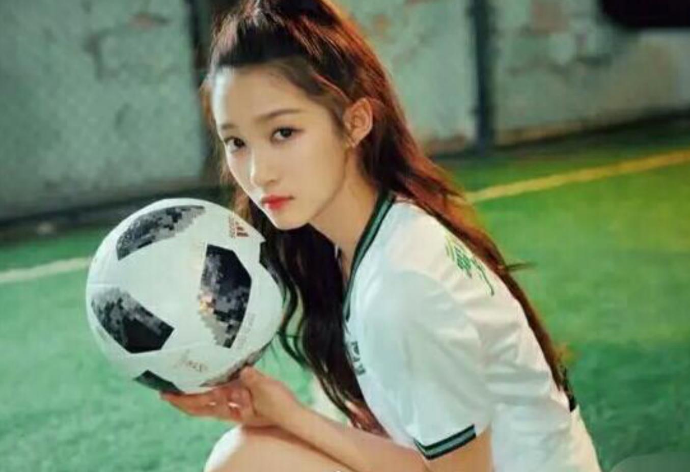 关晓彤足球照片,有种发育过猛叫宋雨琦