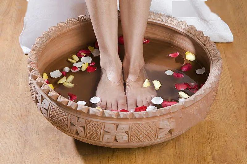秋天泡脚养生有重点,泡脚修脚秋季养生