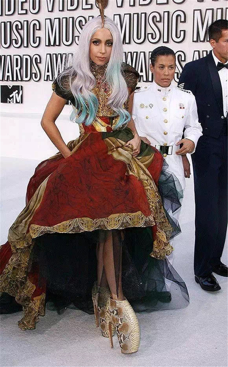 Gaga最爱的设计师麦昆，用自己受虐的经历，创作无数举世设计