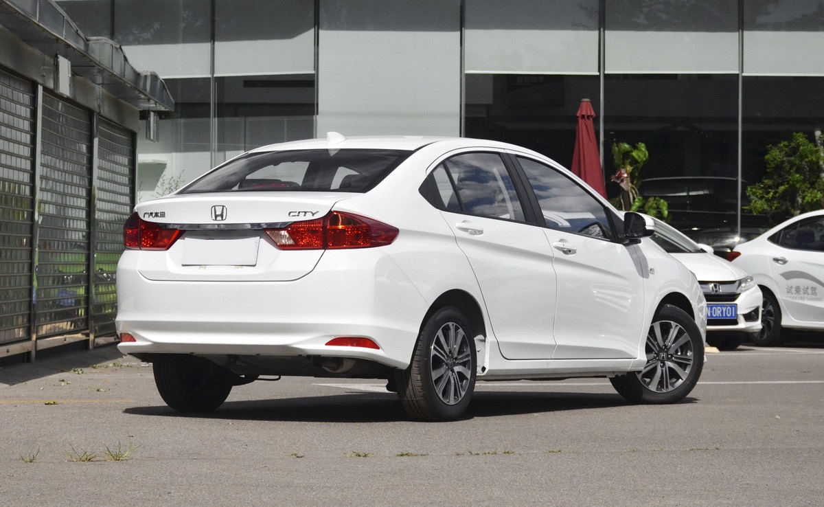 飞度三厢版价格,飞度地球梦1.592还是95