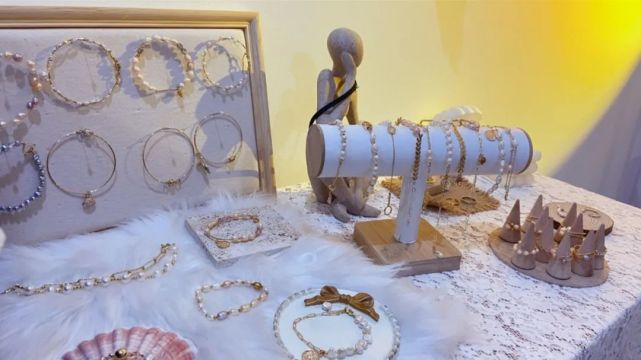 离开美团后，她开了一家珍珠手工坊，但没过多久又回到大厂？