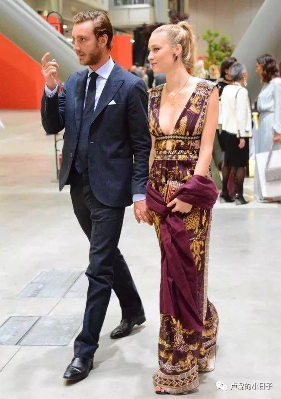 摩纳哥王妃终于精心打扮,摩纳哥最美王妃穿衣搭配