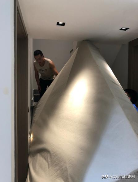 床垫太大怎么搬上楼有什么办法,20cm厚的床垫怎么弄上楼